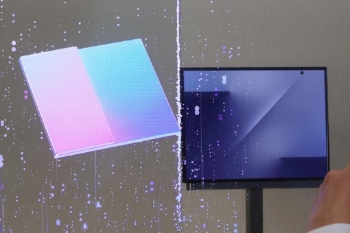 Samsung steals the show at APEC venue with its 1st triple-folding smartphone