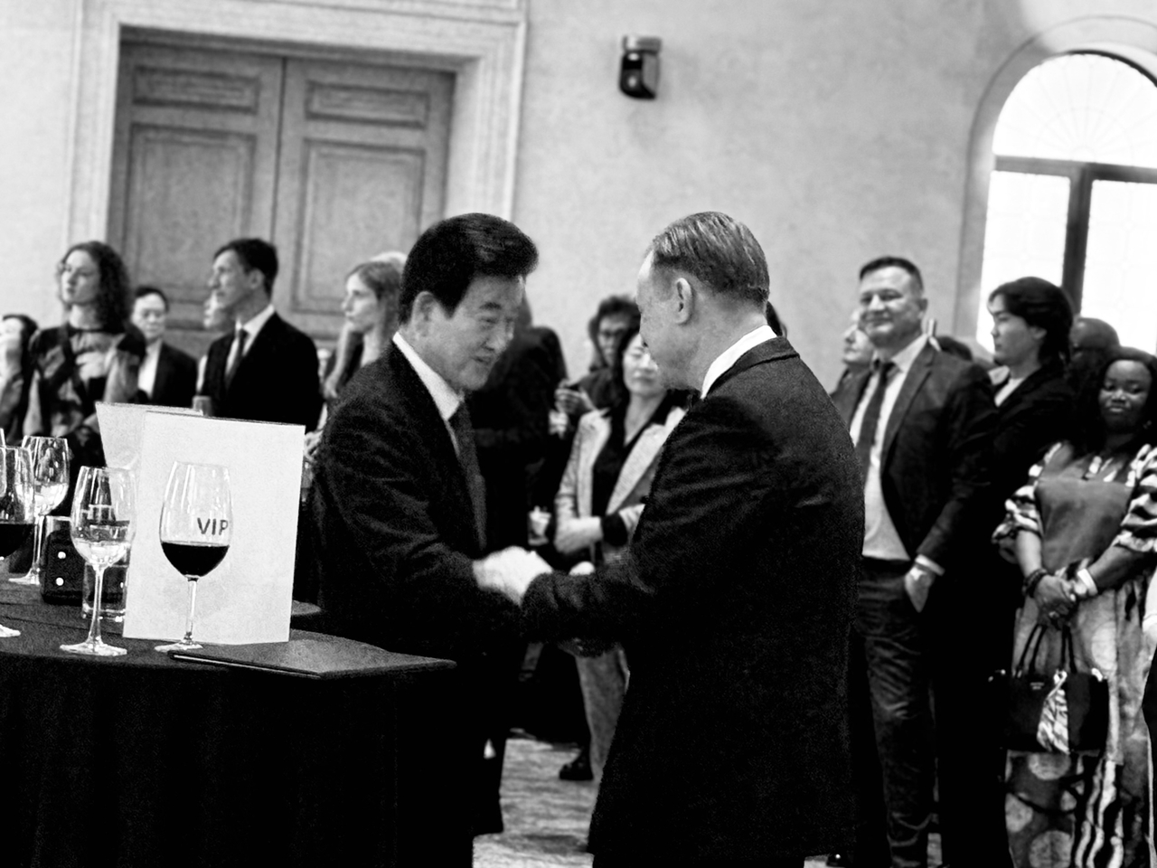 German Ambassador to Korea Georg Wilfried Schmidt and South Korea’s Minister of Unification Chung Dong-young exchange greetings at the Day of German Unity event at Raum in Gangnam-gu, Seoul, Thursday. (Sanjay Kumar/The Korea Herald)