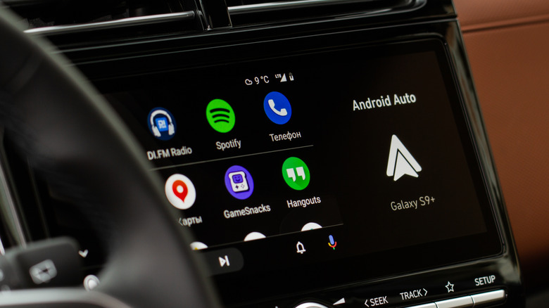 An infotainment screen displaying Android Auto while also showing a connection with a Galaxy S9+