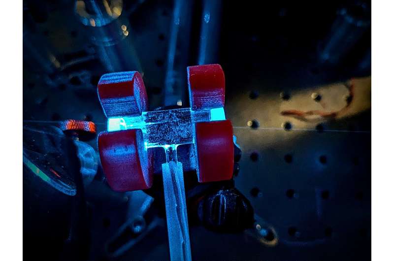 All-optical quantum radio antenna—a rubidium glass cell supplied with laser beams. Credit: Michal Parniak, University of Warsaw Quantum radio antenna
