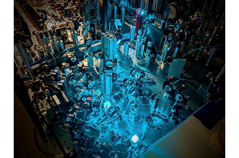 Experimental setup for controlling the quantum radio antenna. Credit: Michal Parniak, University of Warsaw Quantum radio antenna