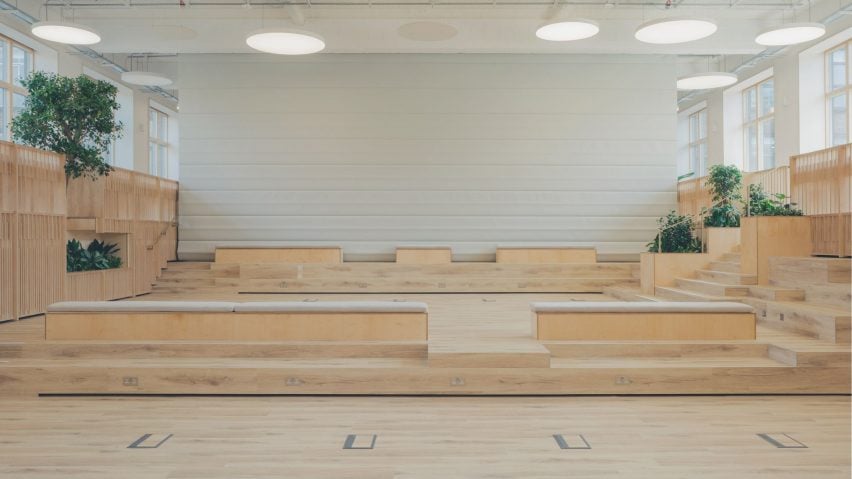 Acoustic curtain dividing teaching space 