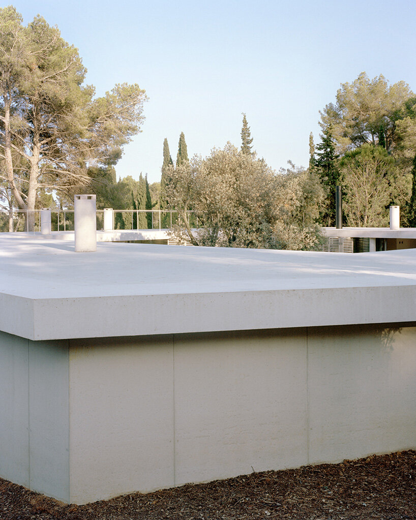 thin floating roof shelters arquitectura-G's colonnaded courtyard house in spain