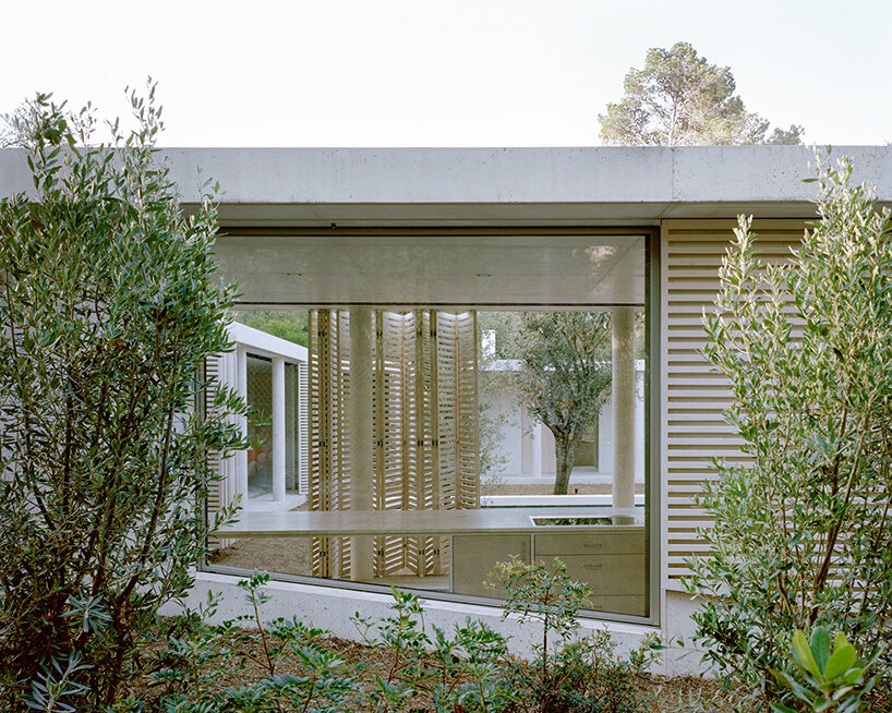 thin floating roof shelters arquitectura-G's colonnaded courtyard house in spain