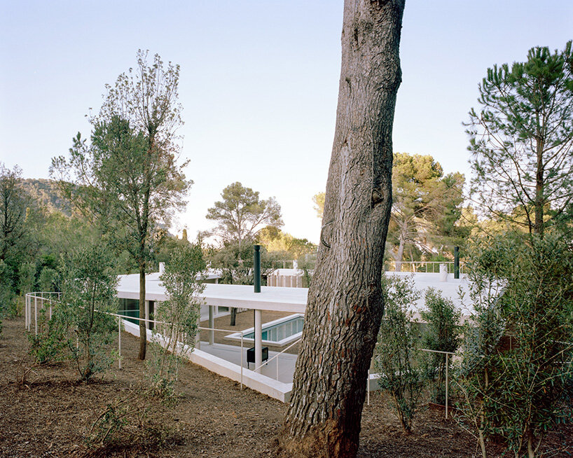 thin floating roof shelters arquitectura-G's colonnaded courtyard house in spain
