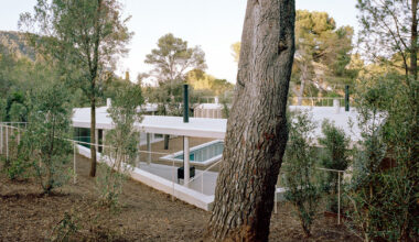 floating roof shelters arquitectura-G's courtyard house in spain
