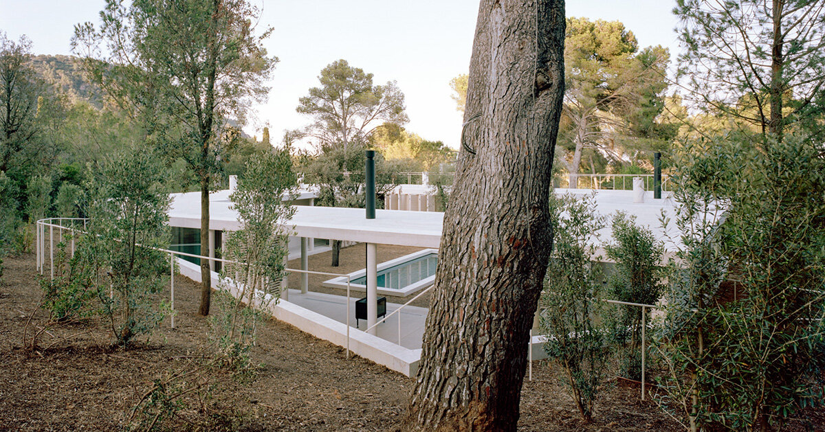 floating roof shelters arquitectura-G's courtyard house in spain