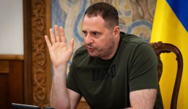 Ukrainian Anti-Corruption Investigators Launch Surprise Search Of Yermak's Office