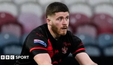 Aiden Doolan about to make a pass during a match for Widnes Vikings