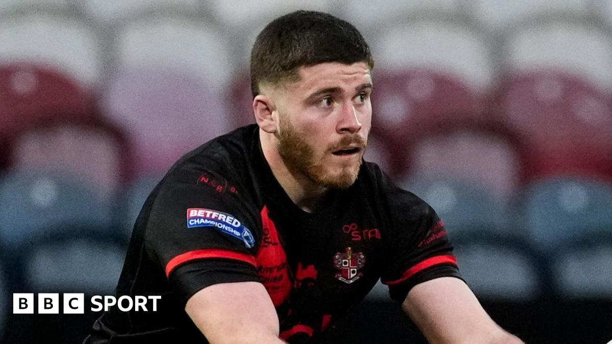 Aiden Doolan about to make a pass during a match for Widnes Vikings