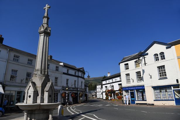 Crickhowell is a charming market town in the Usk Valley, lying south of the Black Mountains and near the eastern range of Bannau Brycheiniog.