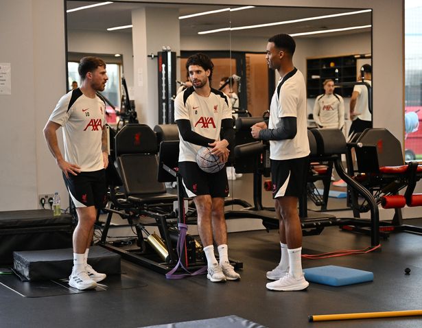 Alexis Mac Allister, Dominik Szoboszlai and Ryan Gravenberch of Liverpool during a training session
