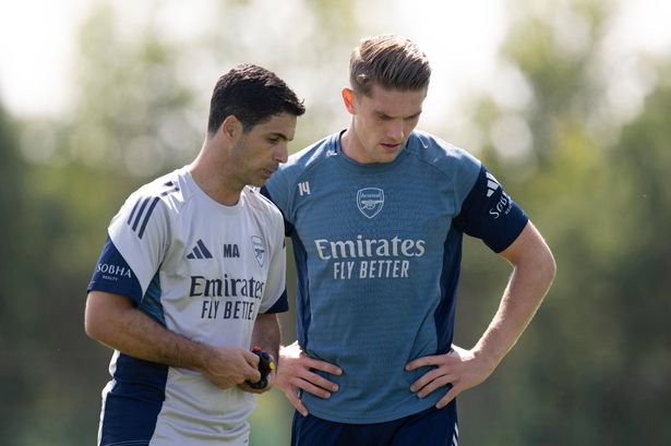 Mikel Arteta and Viktor Gyokeres speak during Arsenal training