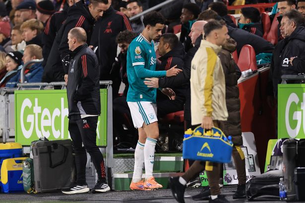BRENTFORD, ENGLAND - OCTOBER 25:  Curtis Jones of Liverpool leaves the game injured during the Premier League match between Brentford and Liverpool at Gtech Community Stadium on October 25, 2025 in Brentford, England. (Photo by Marc Atkins/Getty Images)