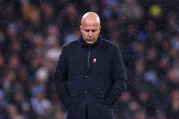 MANCHESTER, ENGLAND - NOVEMBER 9: A dejected Arne Slot manager / head coach of Liverpool during the Premier League match between Manchester City and Liverpool at Etihad Stadium on November 9, 2025 in Manchester, England. (Photo by Robbie Jay Barratt - AMA/Getty Images)