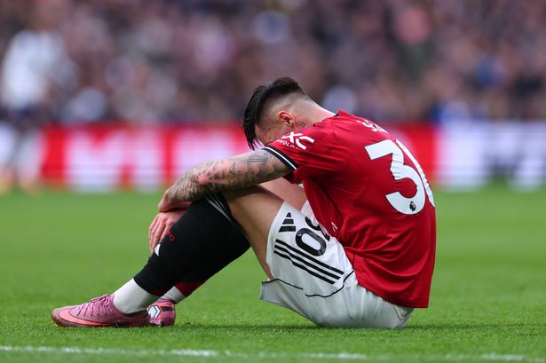 Benjamin Sesko pictured in pain before being substituted for Manchester United against Tottenham