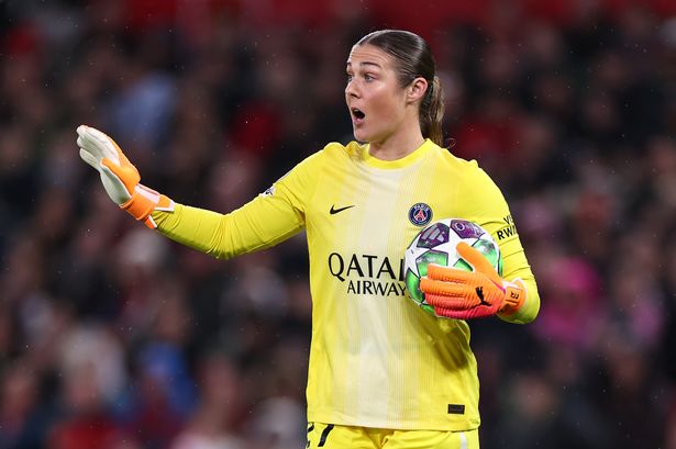 Mary Earps received a mixed reception on her return to Old Trafford with PSG.