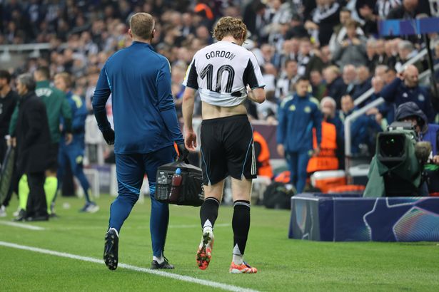 Newcastle United's Anthony Gordon leaves the field with an injury