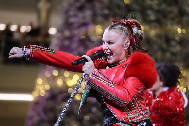 Jojo performed at the Mall as shoppers watched on