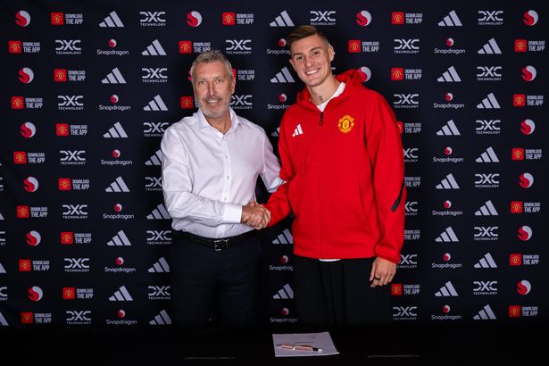 MANCHESTER, ENGLAND - AUGUST 09: (EXCLUSIVE COVERAGE) Benjamin Sesko of Manchester United poses with Director of Football Jason Wilcox after signing for the club at Carrington Training Ground on August 09, 2025 in Manchester, England. (Photo by Manchester United/Manchester United via Getty Images)