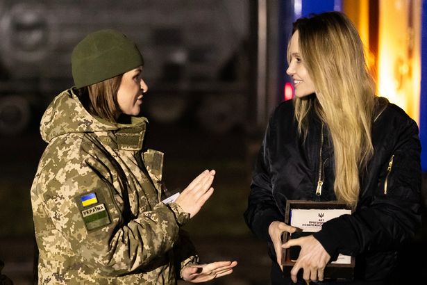 Jolie talking to a Ukrainian border guard