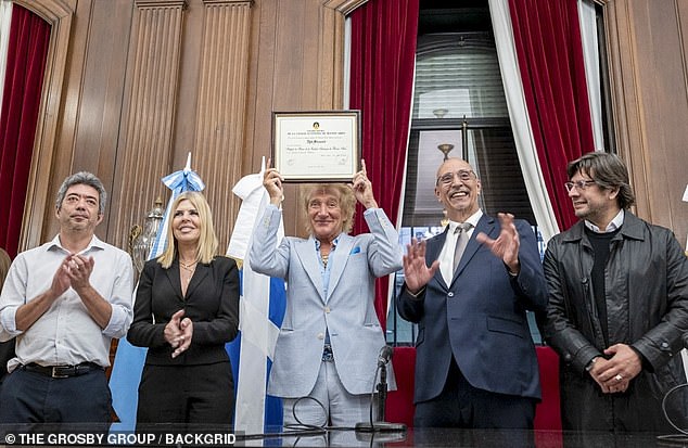 The legendary rocker, who played to 15,000 fans a night at the Moviestar Arena, received a certificate at the Parliamentary Assembly in the Eva Perân Hall
