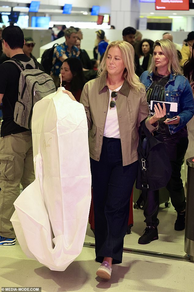 Samantha sported a laidback airport ensemble as she checked in her bags