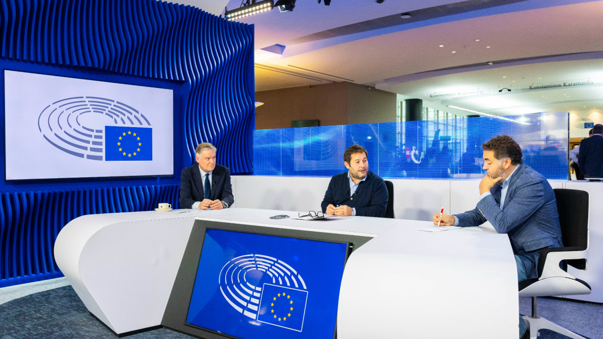 two MEPs' critical analysis of global uncertainty