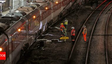 ‘They’ve got a knife, run!’ Witnesses describe UK train stabbing horror; 9 critical in suspected terror attack