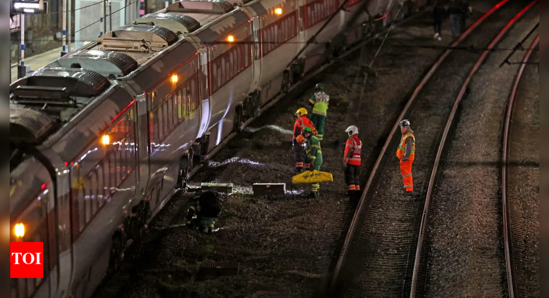 ‘They’ve got a knife, run!’ Witnesses describe UK train stabbing horror; 9 critical in suspected terror attack
