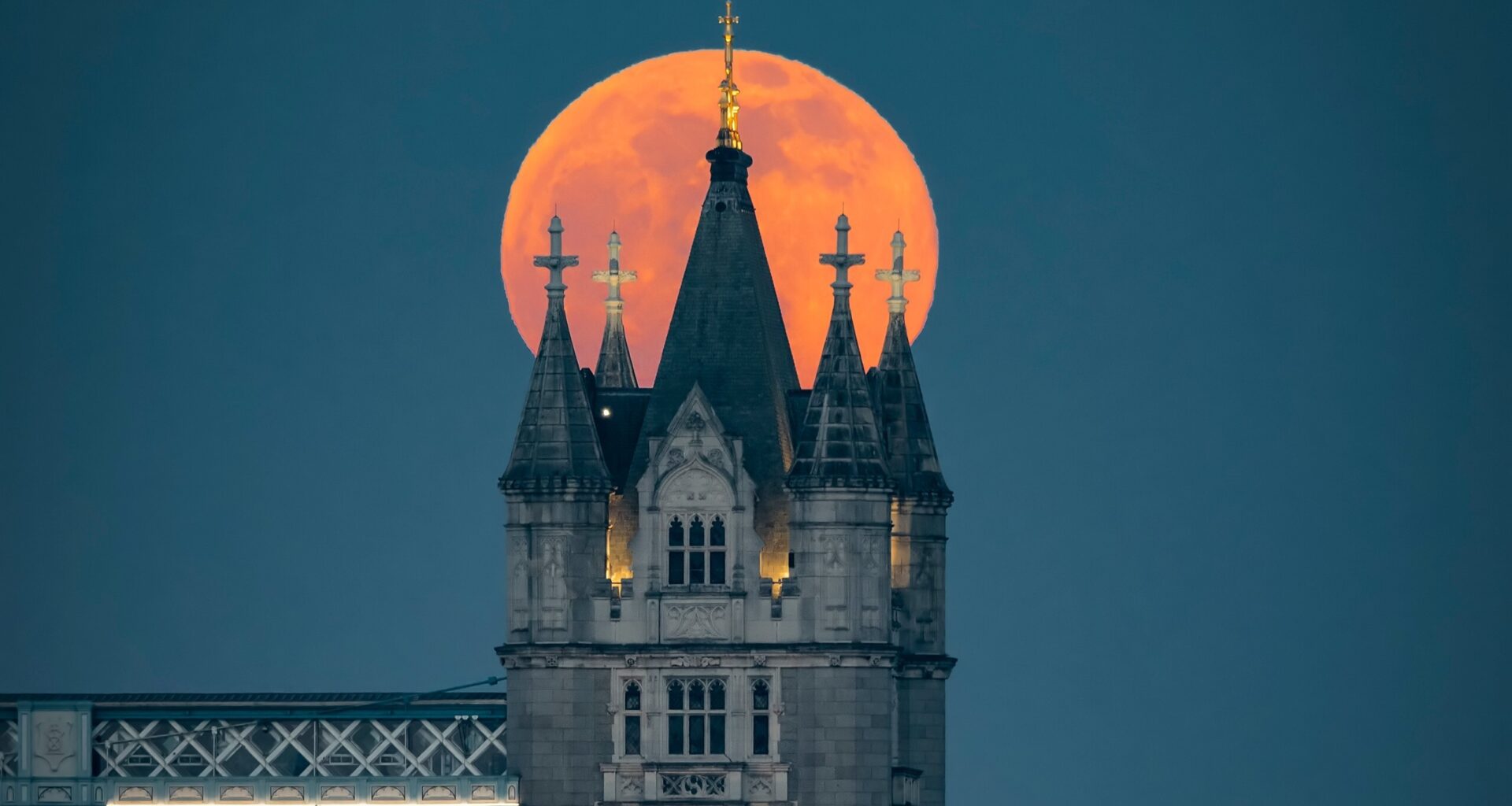 How To See The Biggest and Brightest Supermoon of 2025 From London