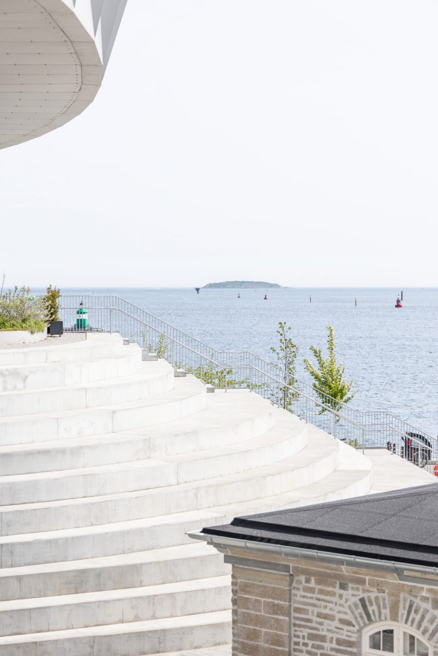 Ampitheatre-like landscaping 