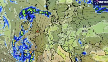 Britain could face serious flood risks as giant 'supermoon' draws high spring tides