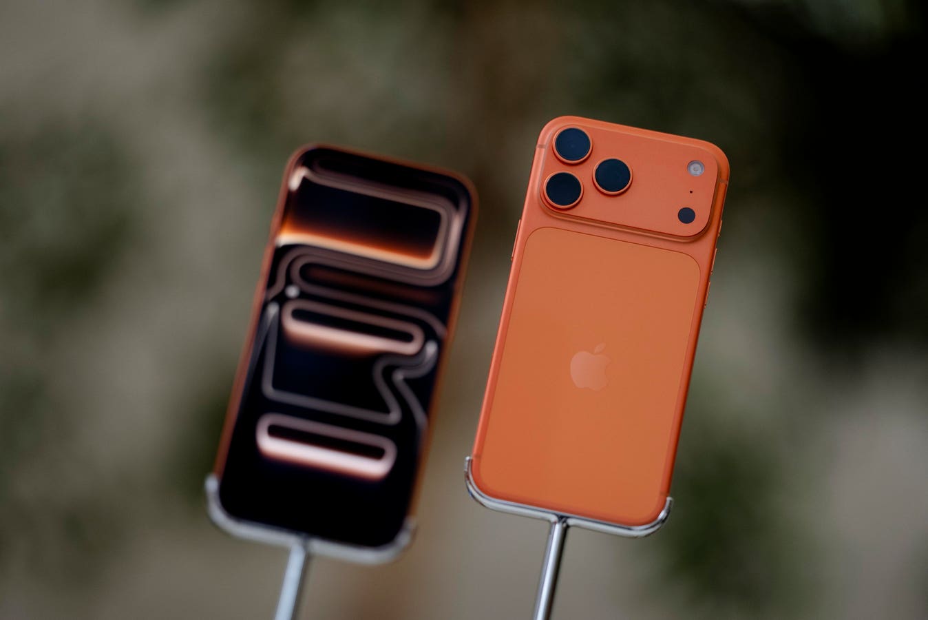 Apple iOS 18.7.2 iPhone Update For Users Who Don’t Want iOS 26: Which Should You Choose?