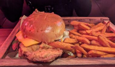 Review: Buck's Bar: Big Chicken Burgers and Rock 'n' Roll on Grindlay Street