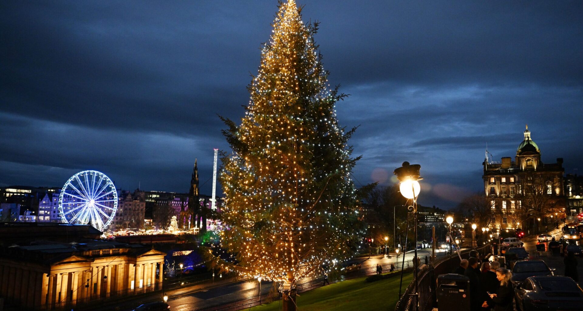 Christmas tree lights up The Mound – The NEN – North Edinburgh News