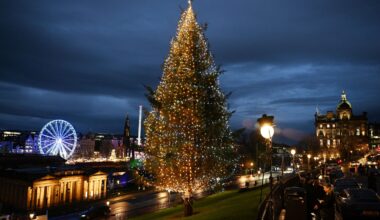 Christmas tree lights up The Mound – The NEN – North Edinburgh News