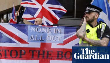 UK net migration predicted to drop to pre-Brexit levels, figures show | Immigration and asylum