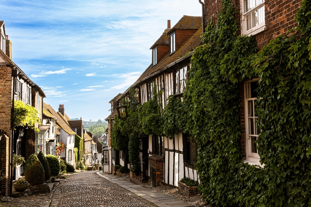 This Town Filled With Cosy Pubs Is One Of the Best Winter Day Trips From London