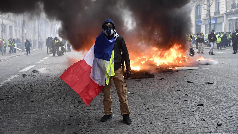 Paris on lockdown - Macron, however, refuses to reinstitute the wealth tax and dismisses protesters' calls for his resignation. The "yellow vests" defy easy categorization, as protesters include both far-left and far-right supporters who opposed Macron's presidency bid. On December 8, nationwide violent protests take place again. Armored vehicles roll down Paris streets as much of the city goes on lockdown.<span class="copyright">picture-alliance/dpa/J. Mattiale Pictorium</span>