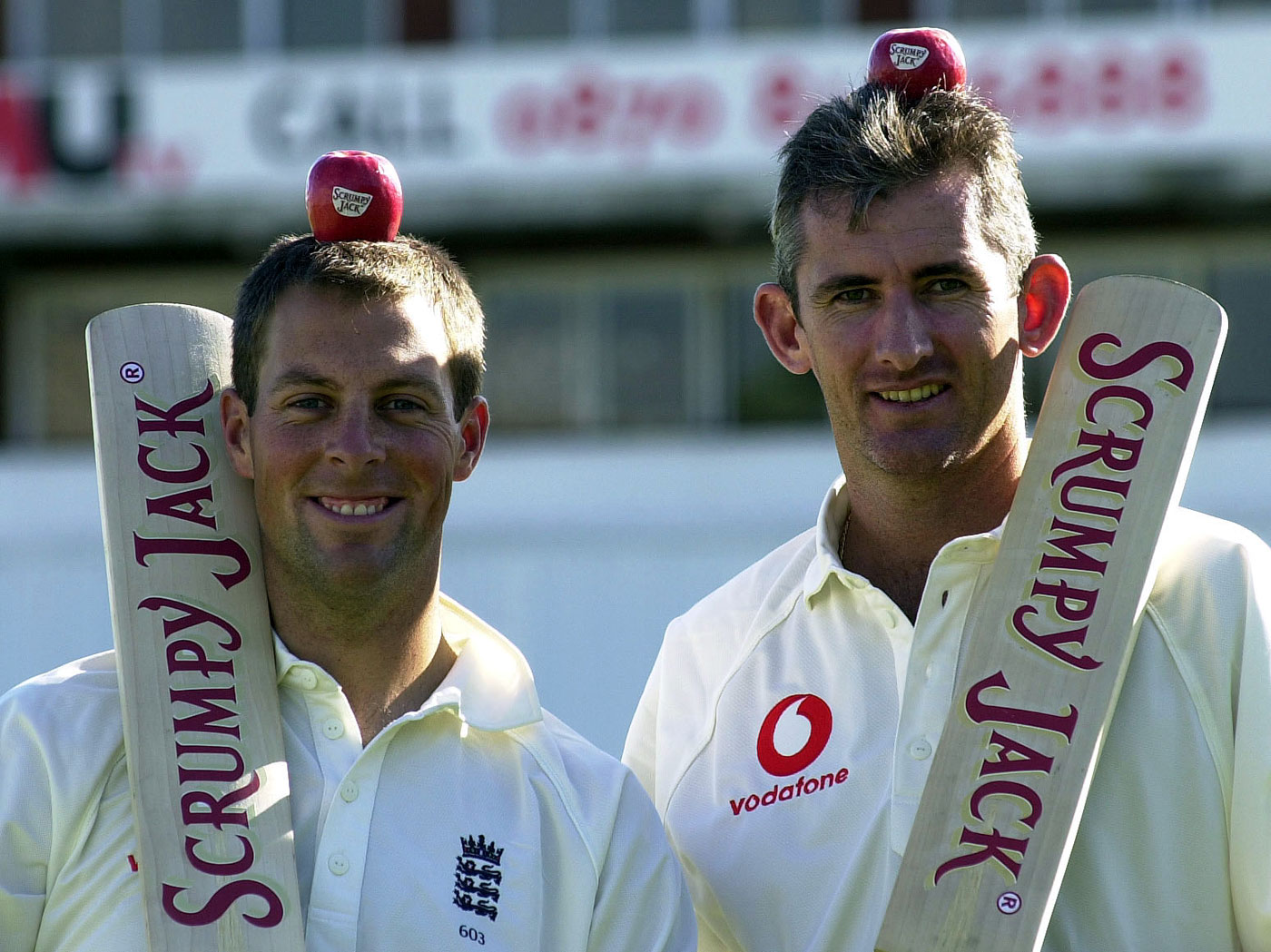 How do you like 'em apples? Trescothick and Caddick demonstrate the importance of a balanced diet How do you like 'em apples? Trescothick and Caddick demonstrate the importance of a balanced diet