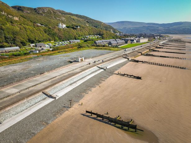 Reclaimed land beyond the north prom running up to the Cambrian Railway, with the Hoel-y-Llan housing estate in the distance