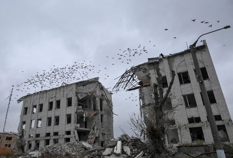 A building damaged by Russian military strikes and anti-drone nets installed over a street, amid Russia's attack on Ukraine, in the frontline town Orikhiv in Zaporizhzhia region, Ukraine November 13, 2025. REUTERS/Stringer TPX IMAGES OF THE DAY