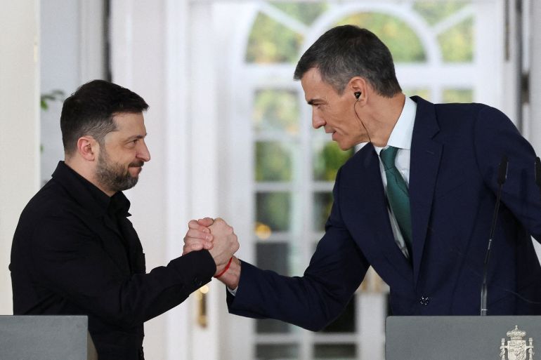 Spain's Prime Minister Pedro Sanchez and Ukraine's President Volodymyr Zelenskiy shake hands during a press conference at Moncloa Palace, in Madrid, Spain, November 18, 2025. REUTERS/Violeta Santos Moura TPX IMAGES OF THE DAY