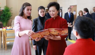 Peng Liyuan, Spain's Queen Letizia visit service center for persons with disabilities in Beijing-Xinhua