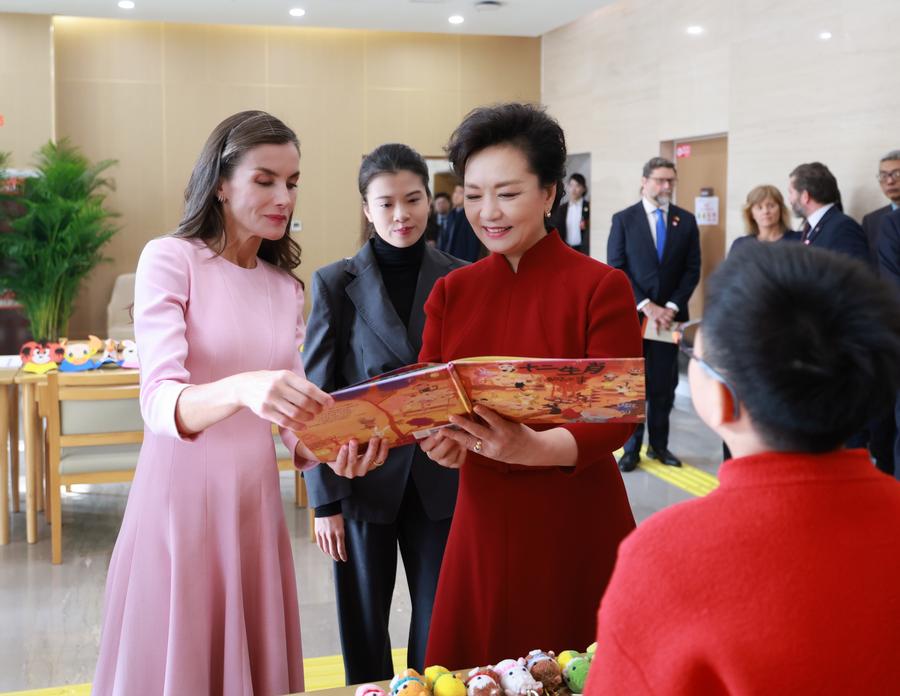 Peng Liyuan, Spain's Queen Letizia visit service center for persons with disabilities in Beijing-Xinhua