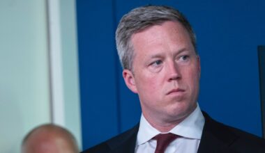 U.S. Army secretary warned Ukraine of imminent defeat while pushing initial peace plan