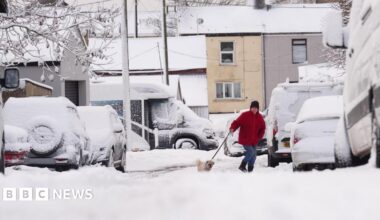 UK weather live updates: Snow and ice warnings as cold snap hits
