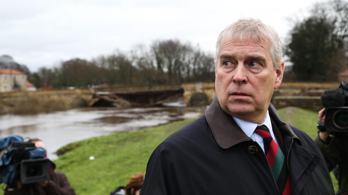 Met investigates Andrew’s ex-close protection officers over Giuffre