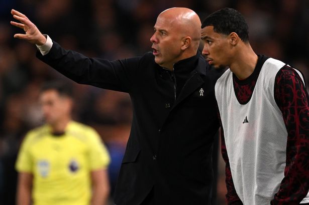 Arne Slot, Manager of Liverpool, gives instructions to Hugo Ekitike of Liverpool during the Premier League match between Chelsea and Liverpool at Stamford Bridge on October 04, 2025 in London, England